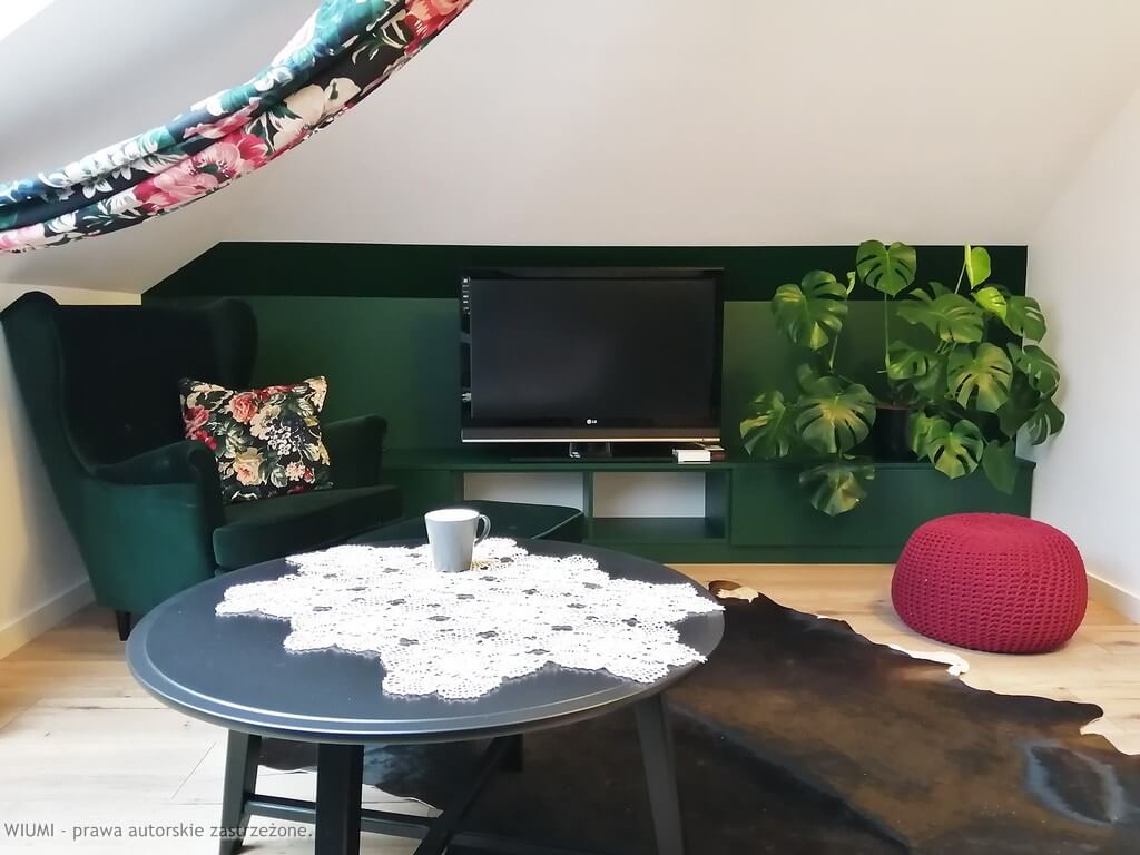 Krzesło zielone i telewizor na ścianie
