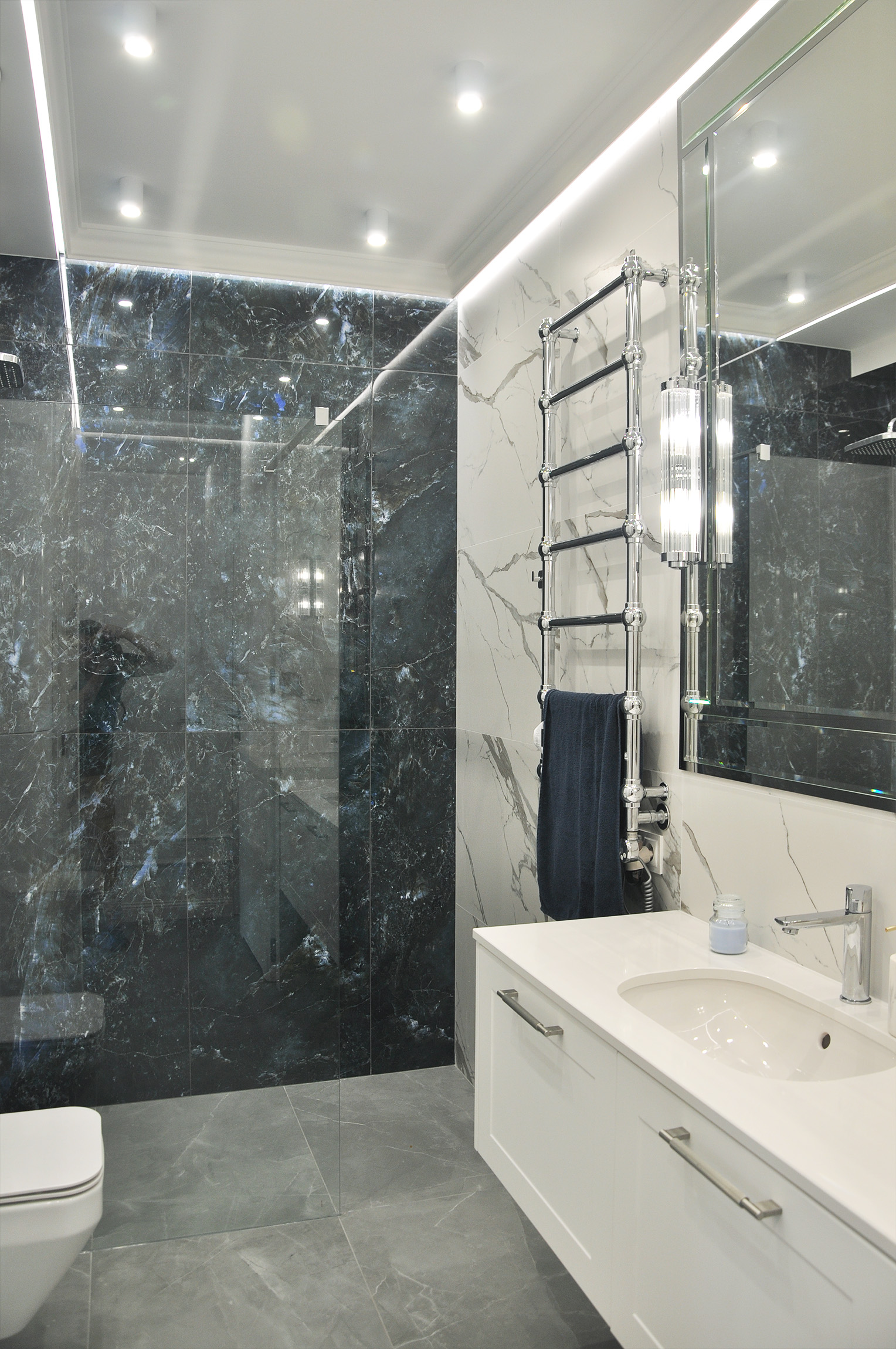 11 łazienka z oświetleniem punktowym