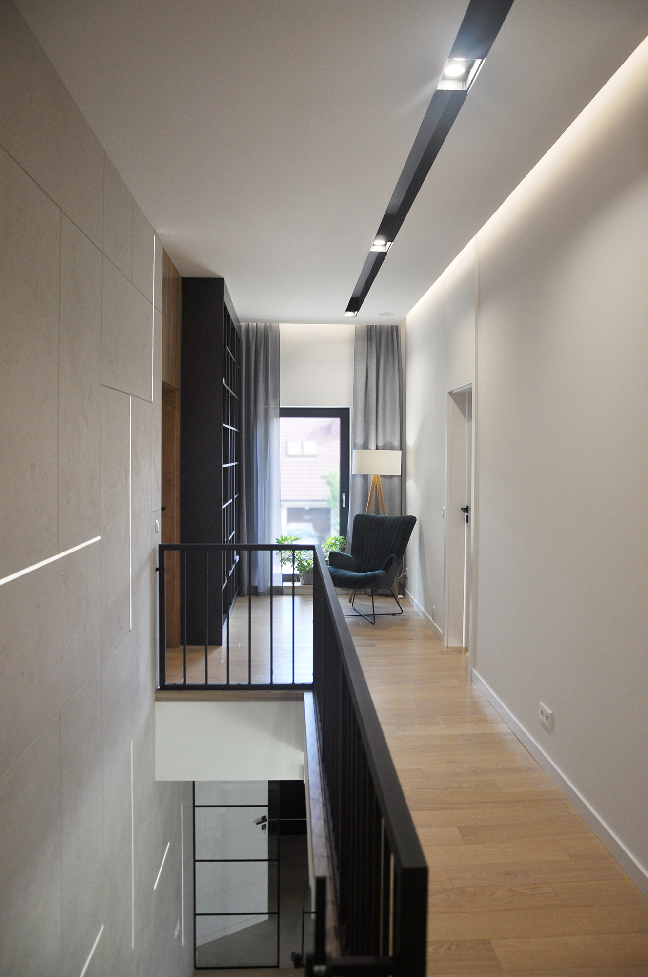 11a przedpokój z oknem balkonowym