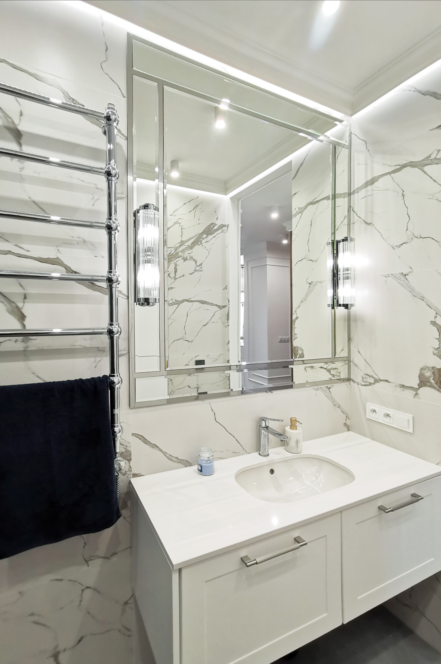 11a łazienka z umywalką i lustrem