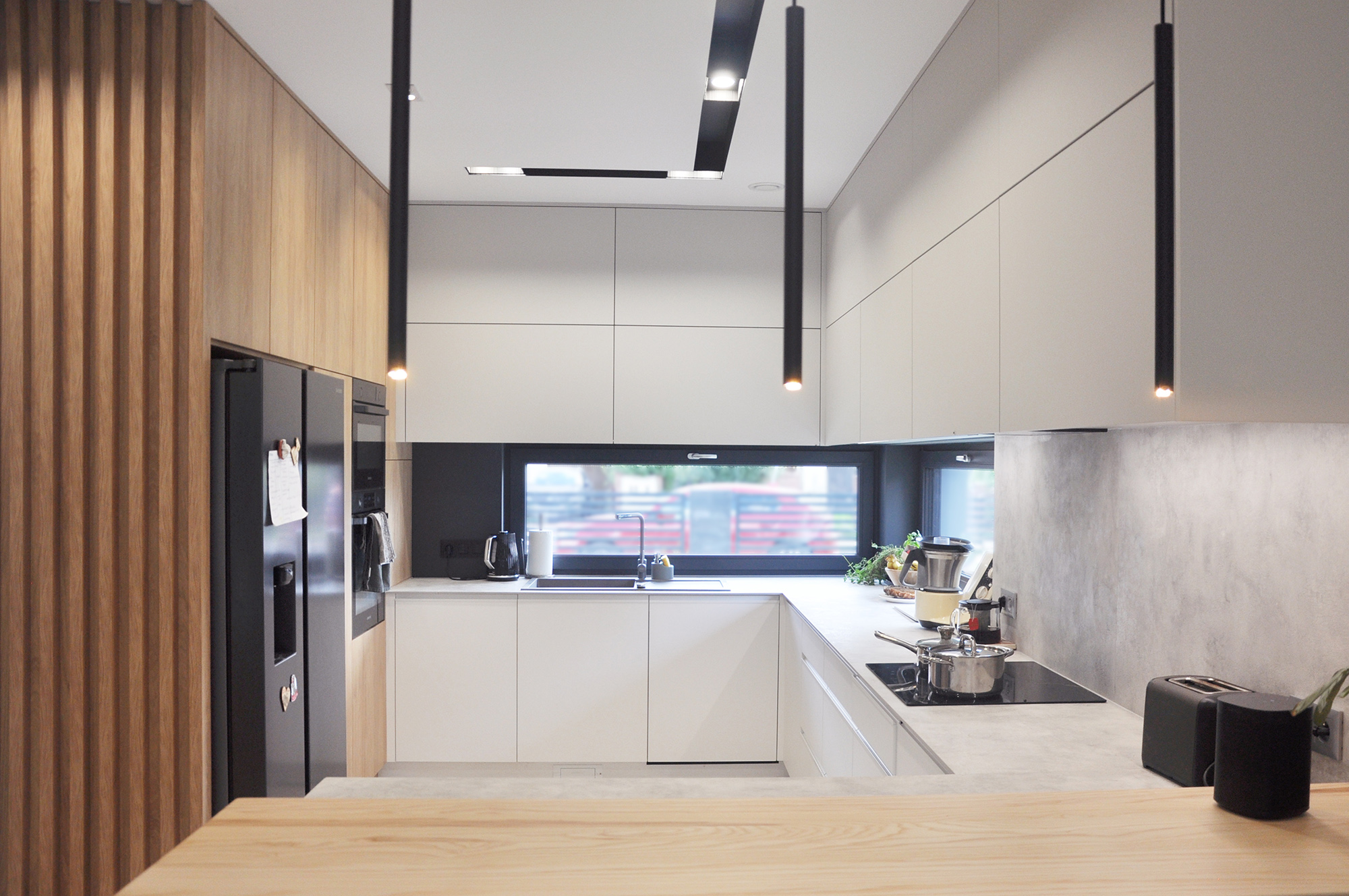 13a Kuchnia ze stołem i oknem