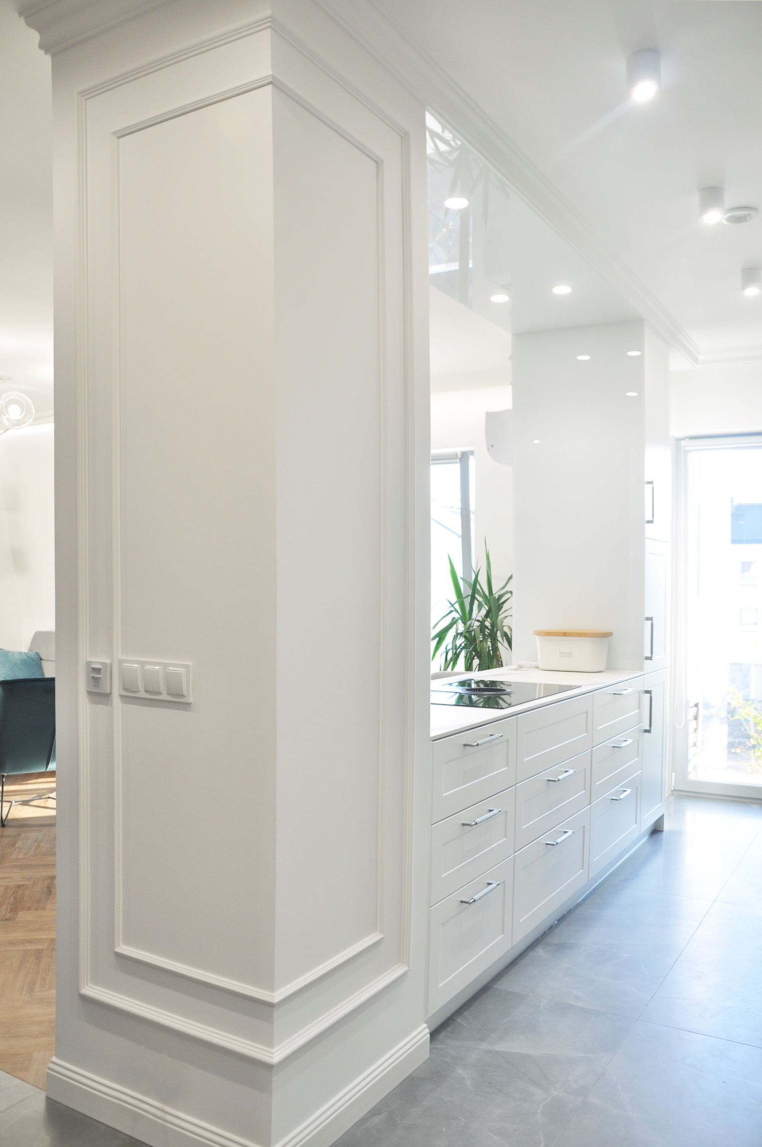 4e wyspa kuchenna z szafą do sufitu