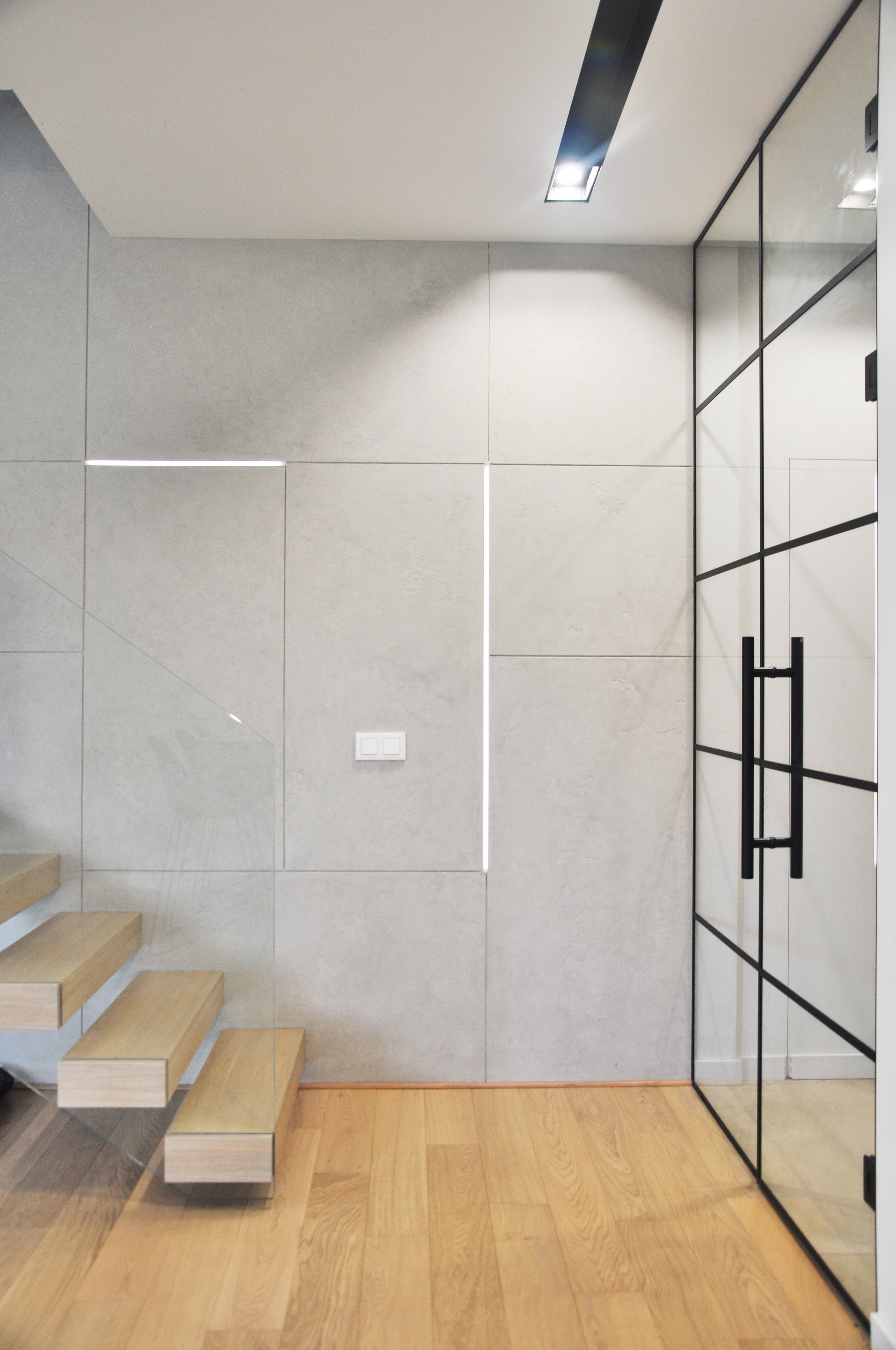 5a klatka s lustrzanymi drzwiami