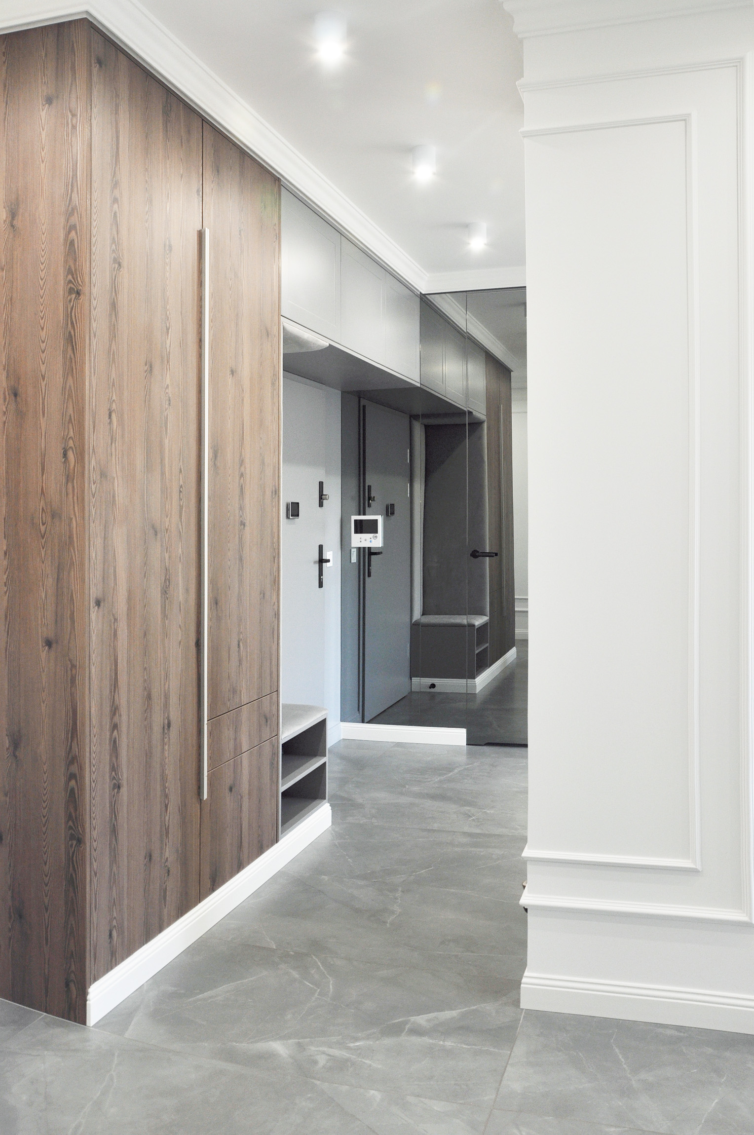 7 przedpokój z drzwiami wejściowymi