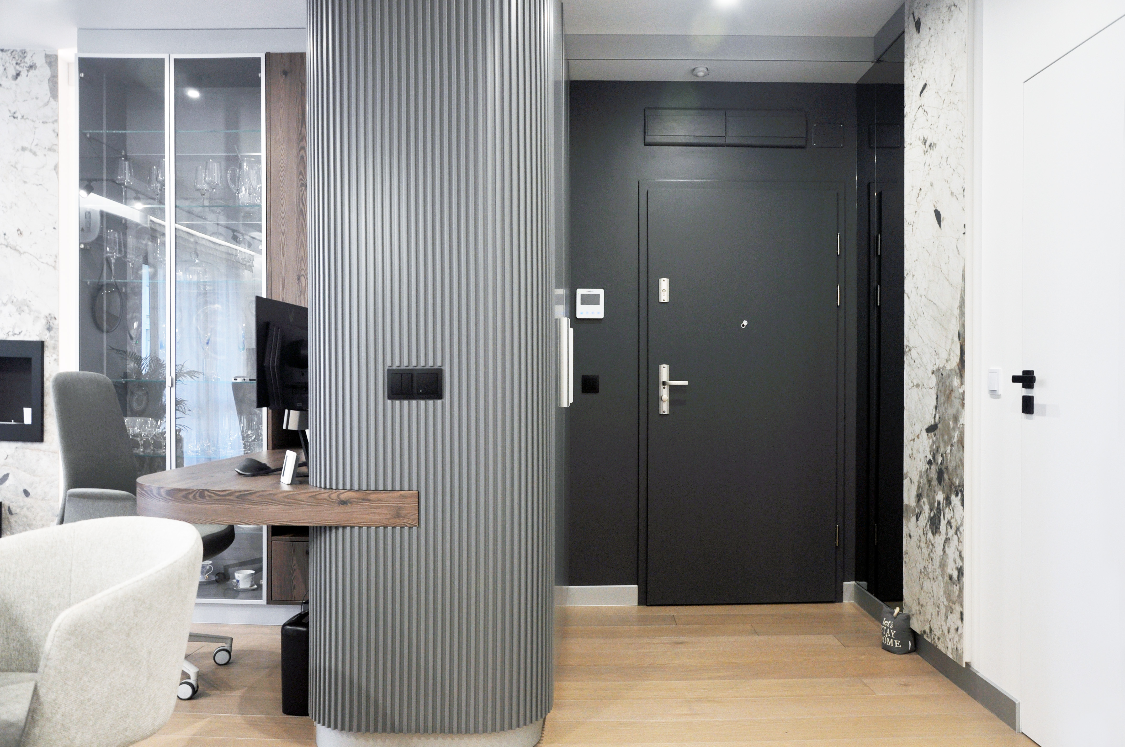 Przedpokój 3 Przedpokój z czarnymi drzwiami