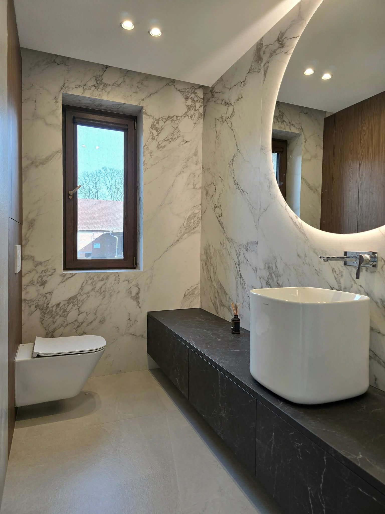 1000059678 łazienka z wysoką umywalką