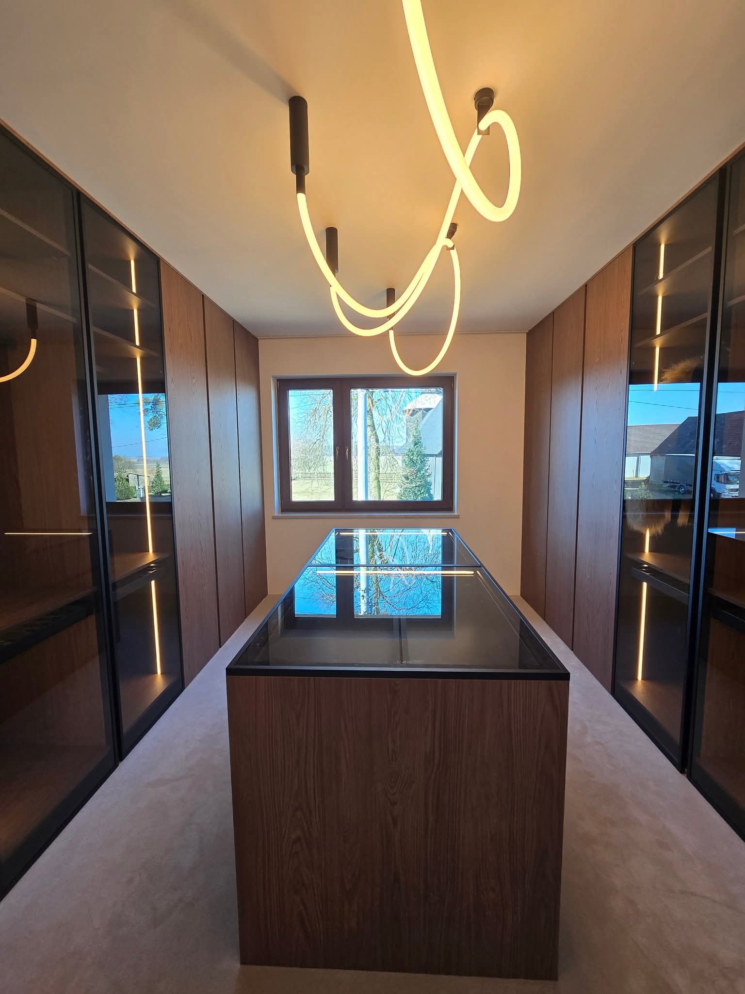 1000059681 garderoba z wężem świetlnym