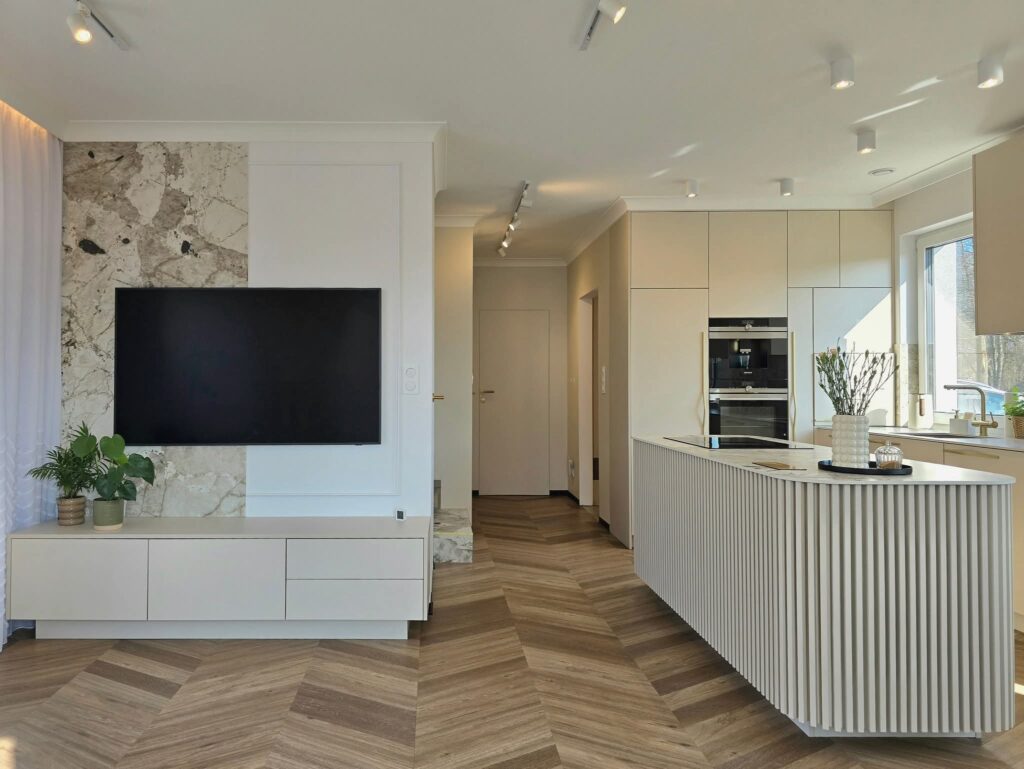 Salon z kuchnią zaprojektowany przez biuro projektowania wnętrz Wrocław