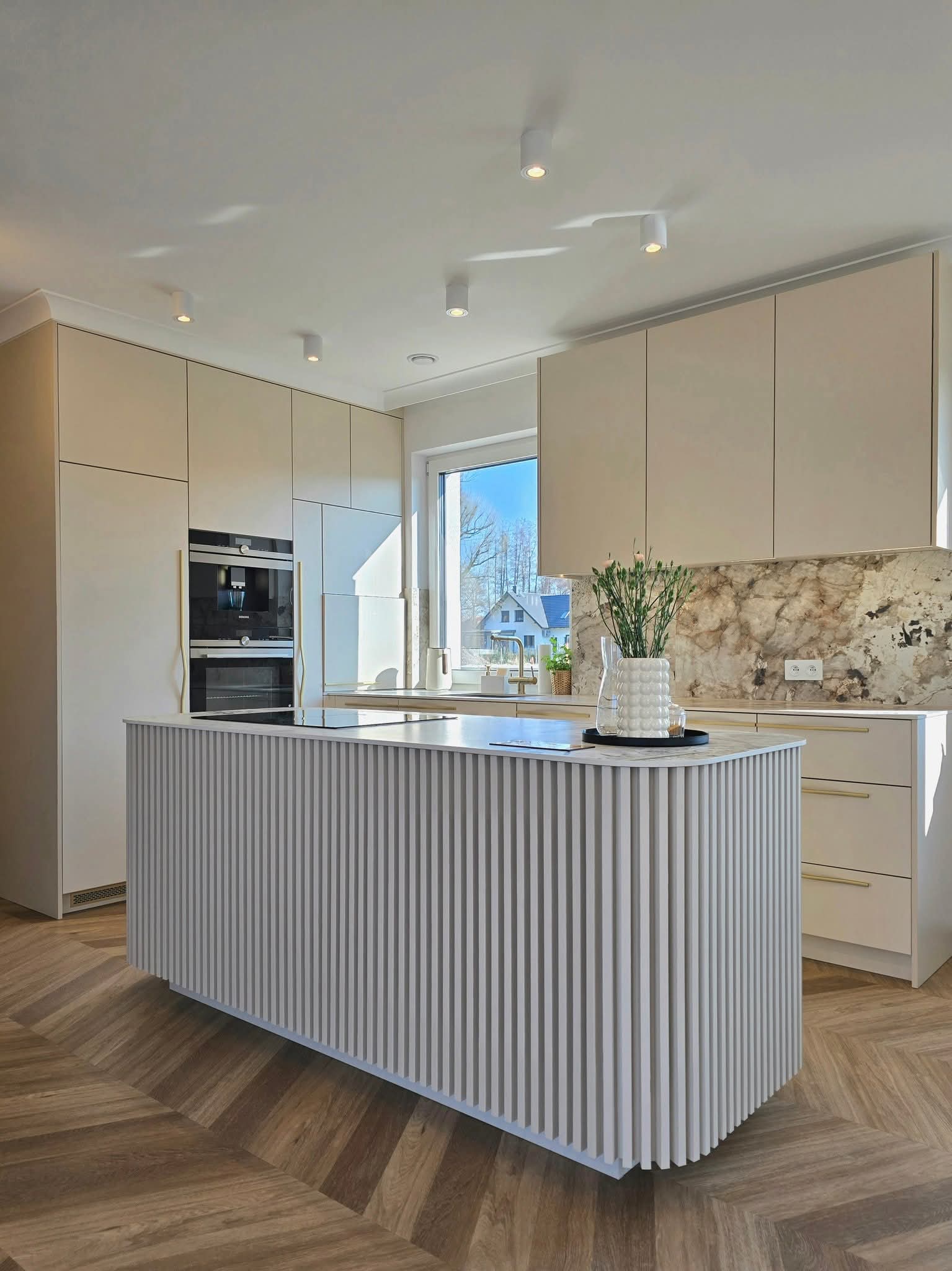 1000059684 kuchnia z wyspą i szafkami