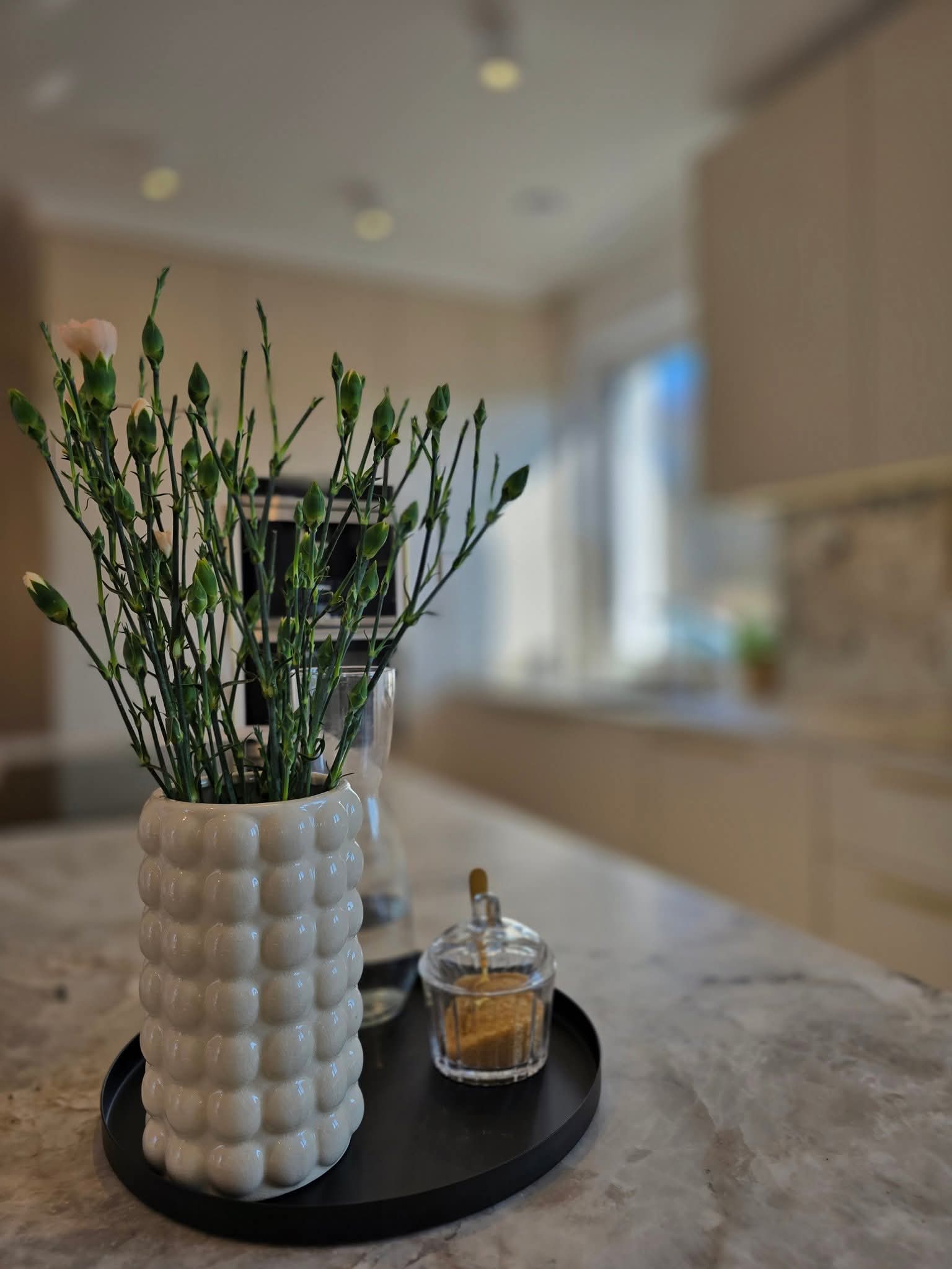 1000059685 stół z wazonem