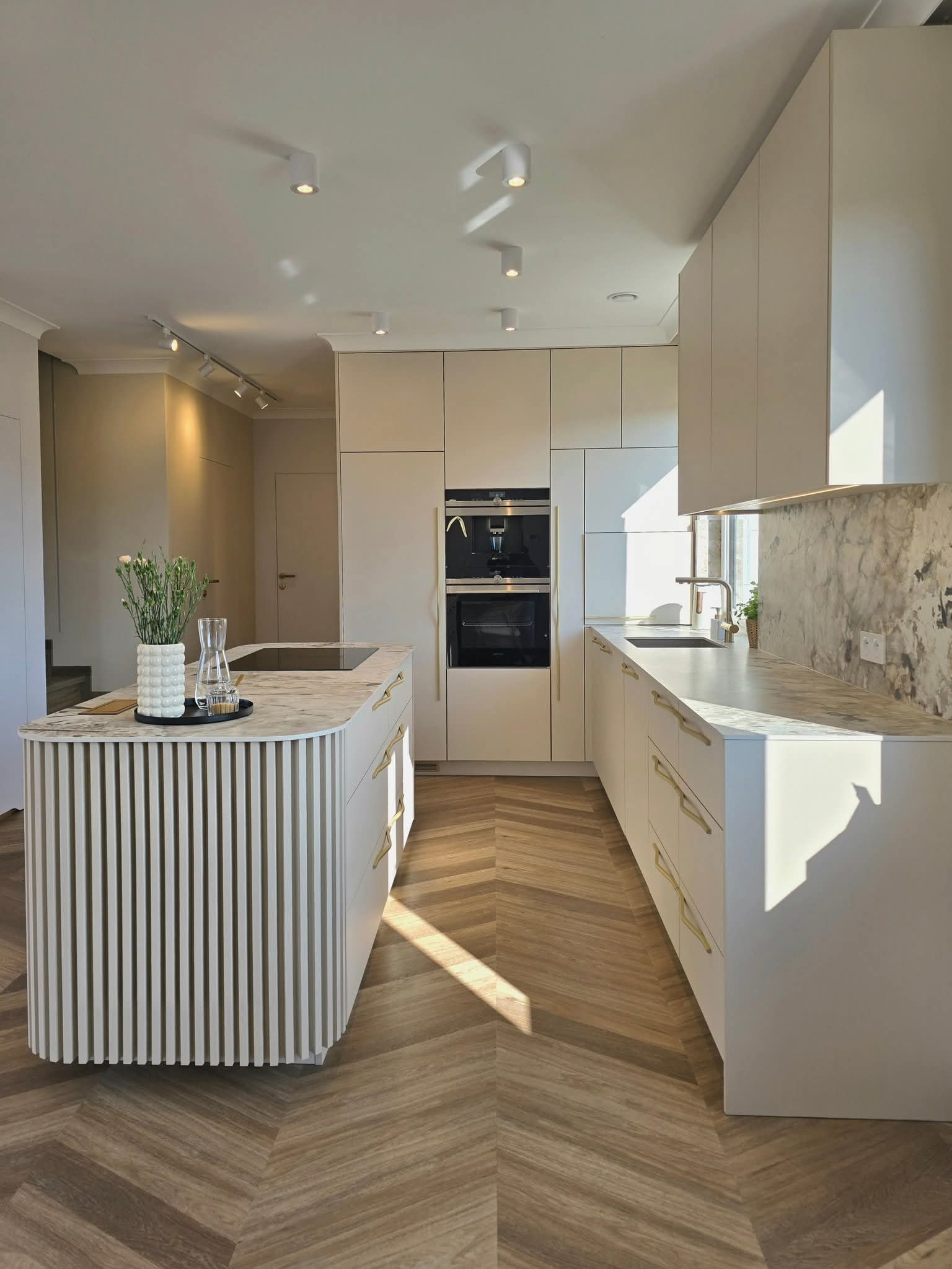 1000059686 kuchnia z wyspą i meblami