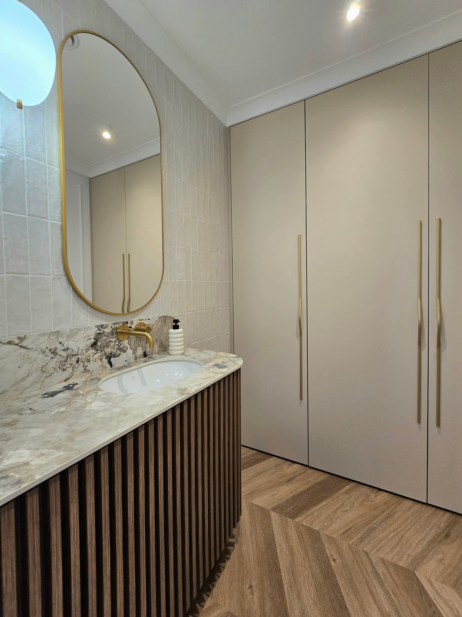 1000059689 łazienka z lustrem