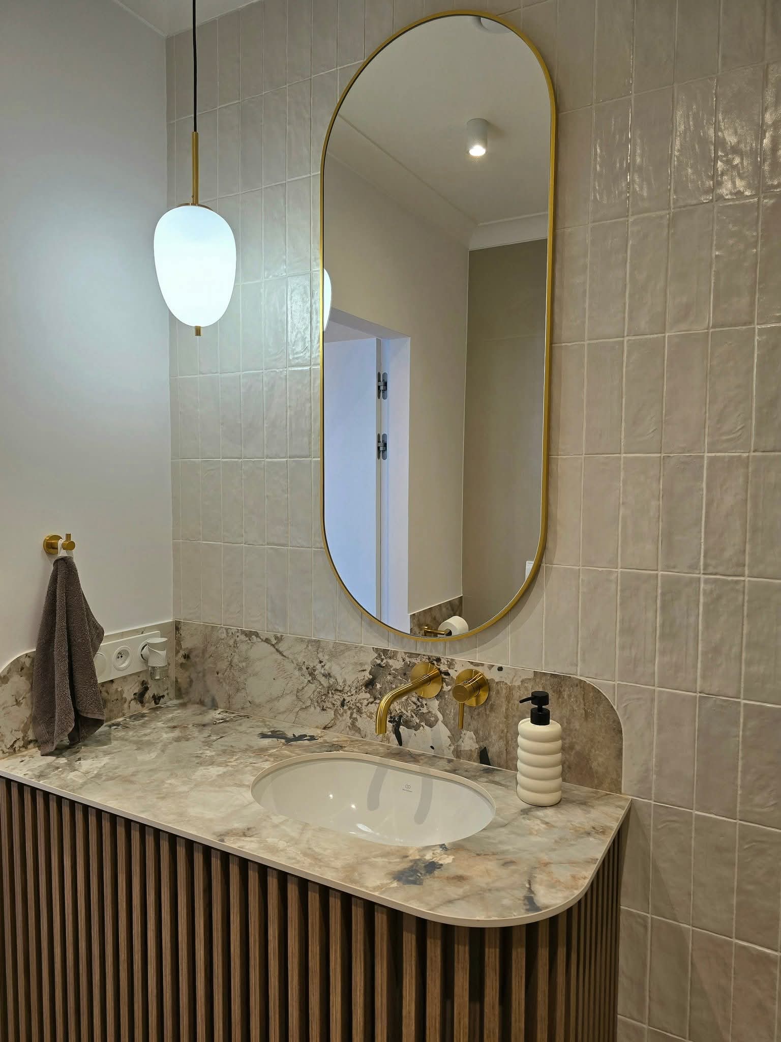 1000059690 łazienka z umywalką