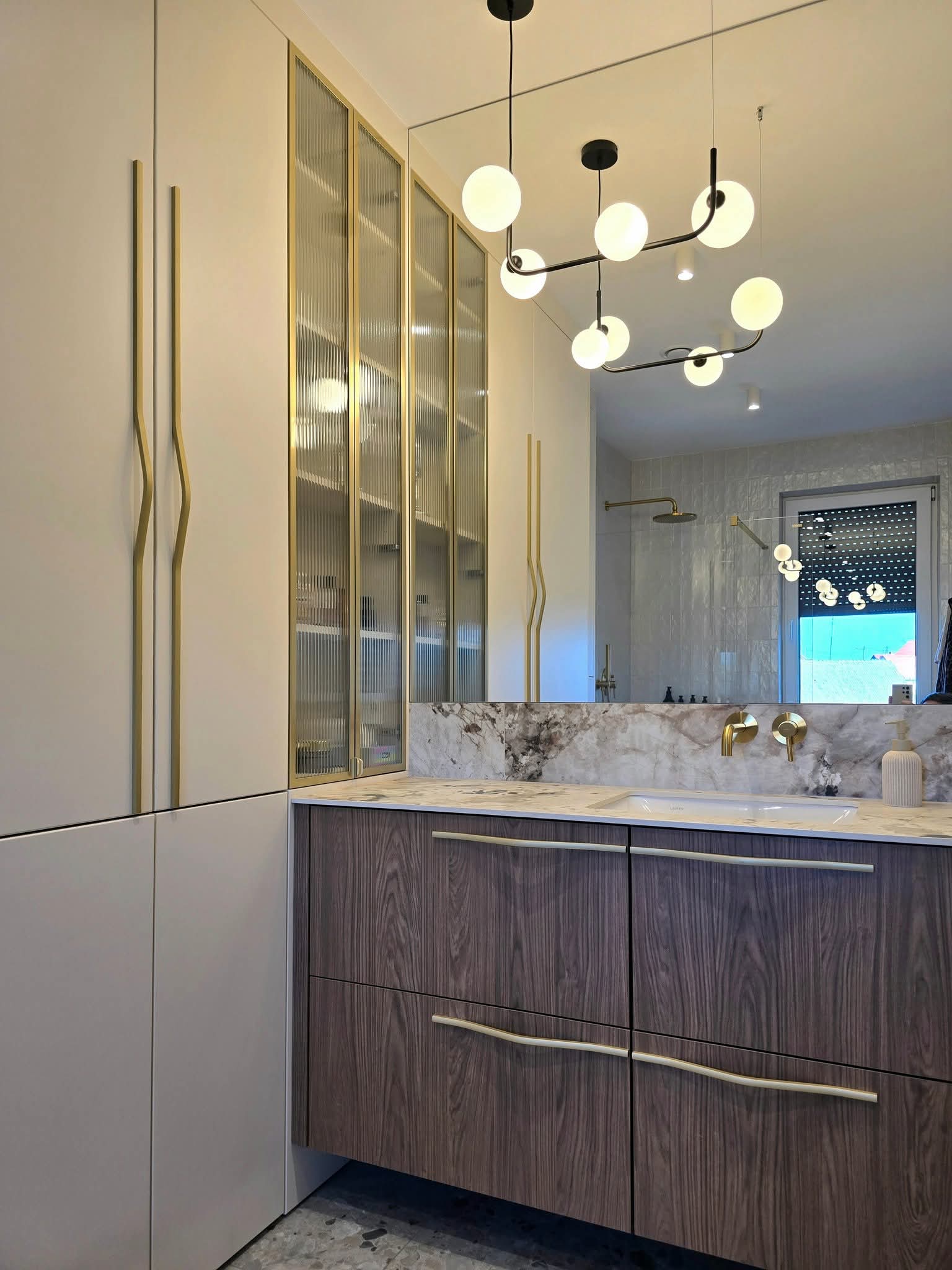 1000059694 łazienka z lustrem i umywalką