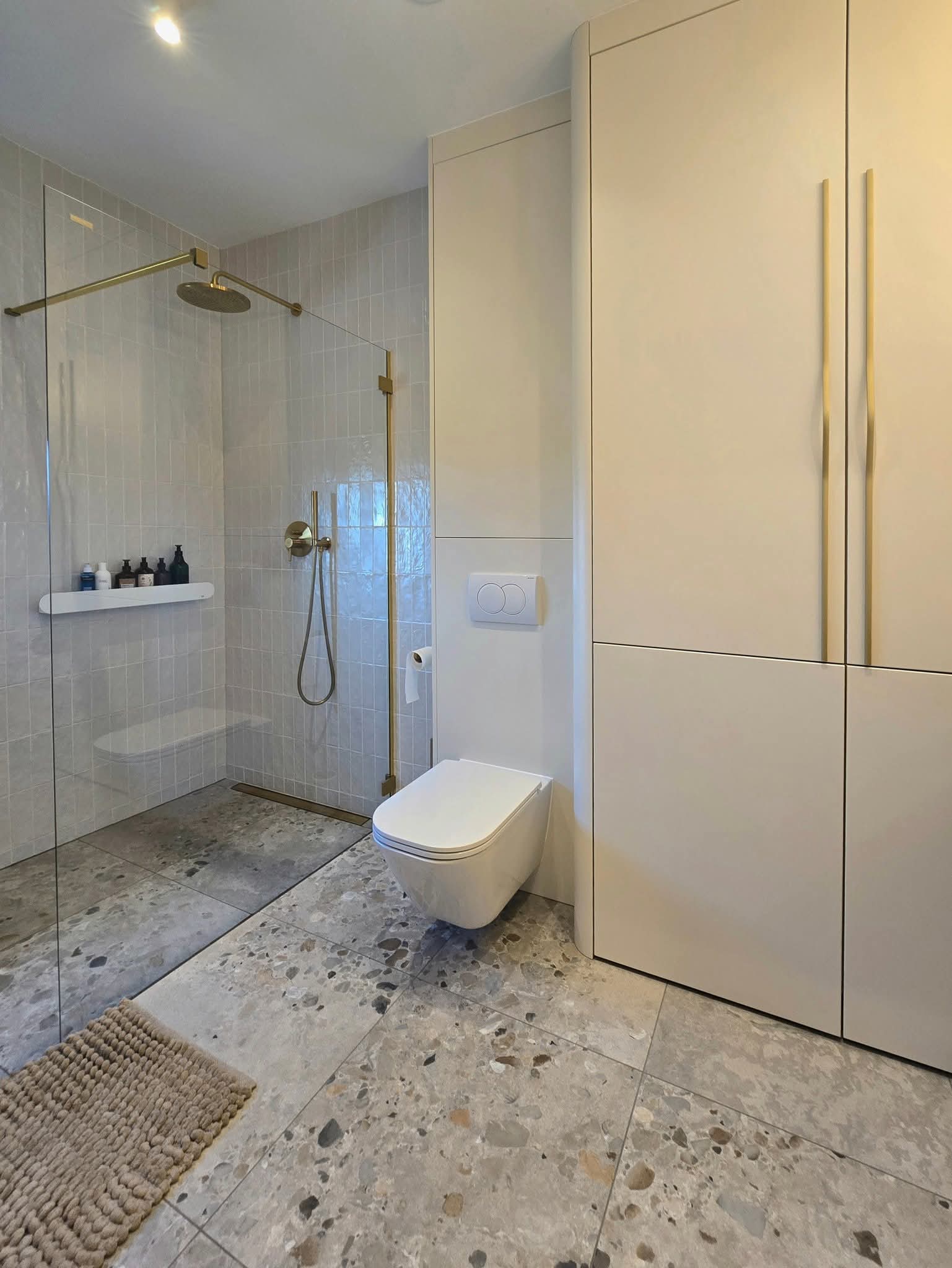 1000059695 łazienka z prysznicem i ubikacją