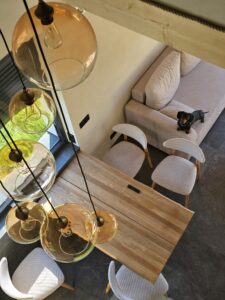 1000059724 żyrandol w klatce schodowej