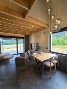 1000059729 widok jadalni z salonem i oknem