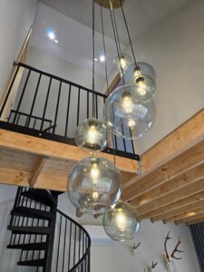 1000059730 widok na schody i żyrandol