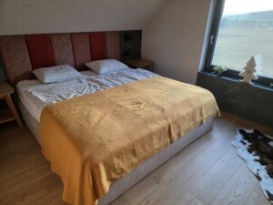 20251210_081940-min łóżko w sypialni